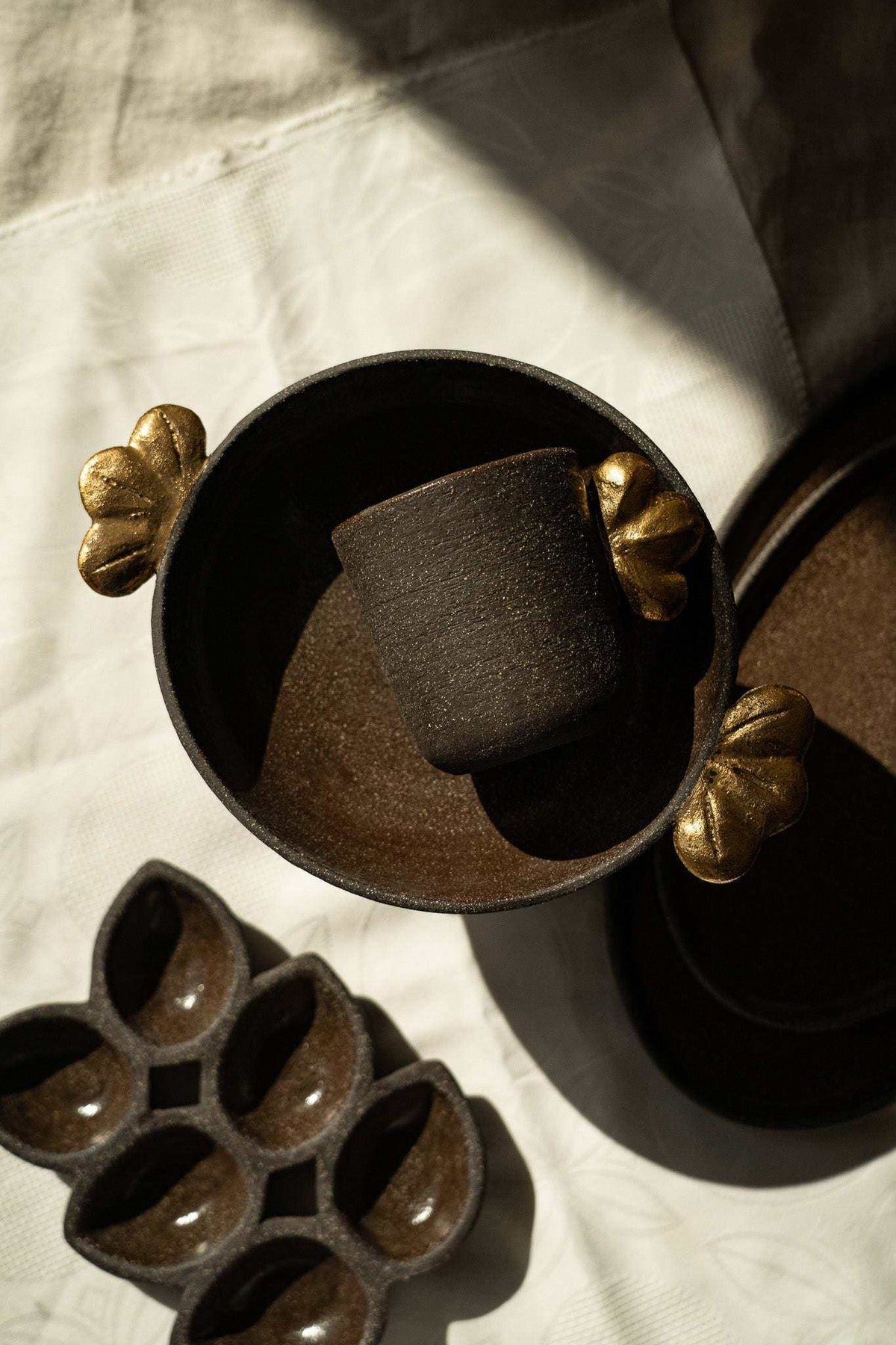 Stoneware Pedestal Fruit Bowl "Pumpernickel" with Gold Leaves