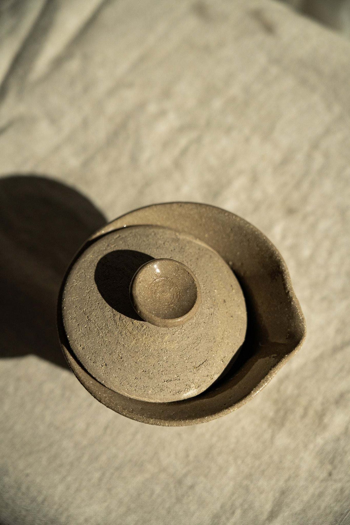 Handmade Stoneware Gaiwan in muted gray-brown speckled clay, with a fitted lid and rounded knob.