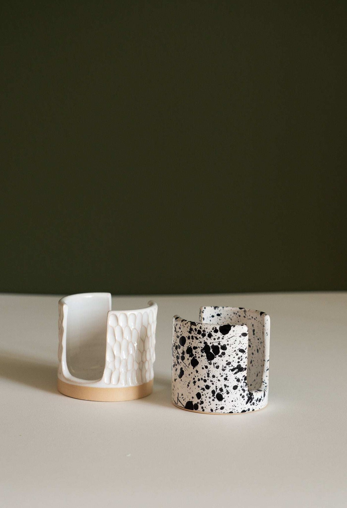 Handmade ceramic sponge holder with carved scallop design for kitchen sink, air-drying sponge stand in beige stoneware
