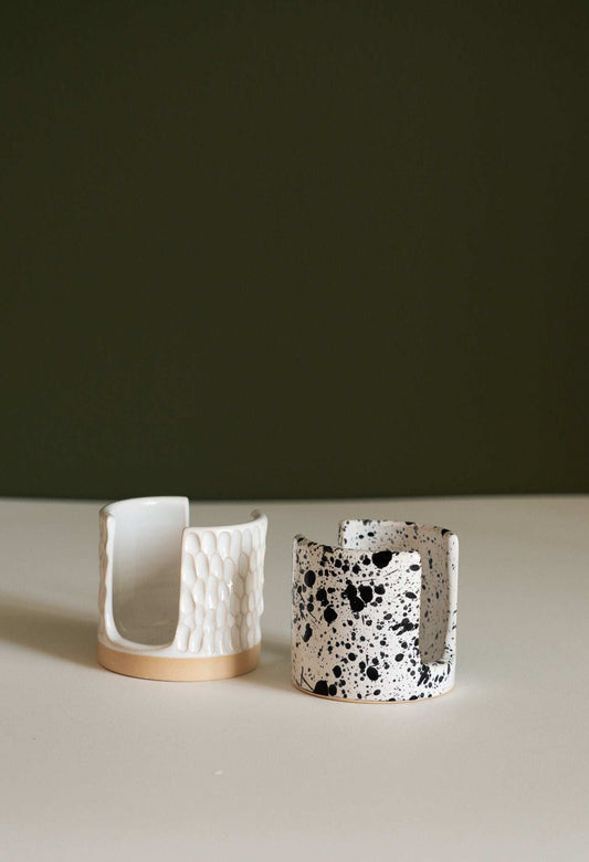 Handmade ceramic sponge holder with carved scallop design for kitchen sink, air-drying sponge stand in beige stoneware