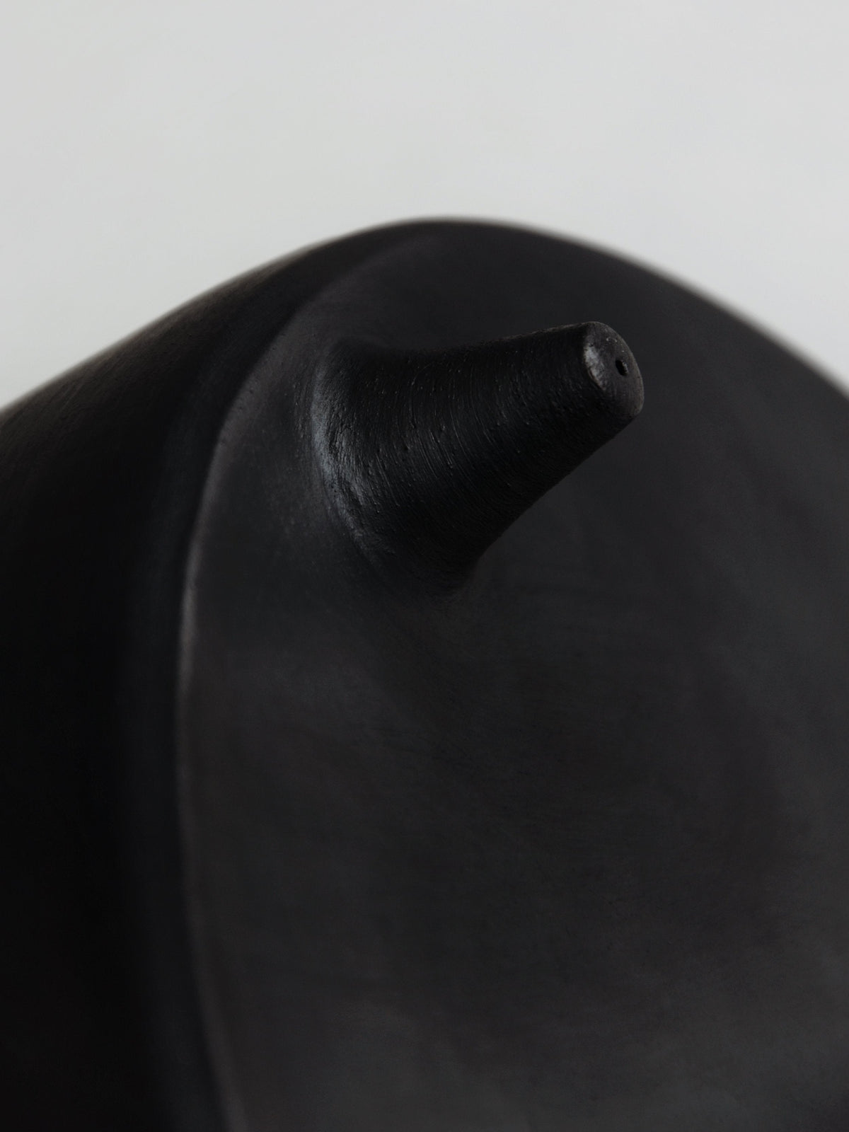 Shallow Serving Bowl with Lid Guculia in black smoked ceramics, handmade in Ukraine