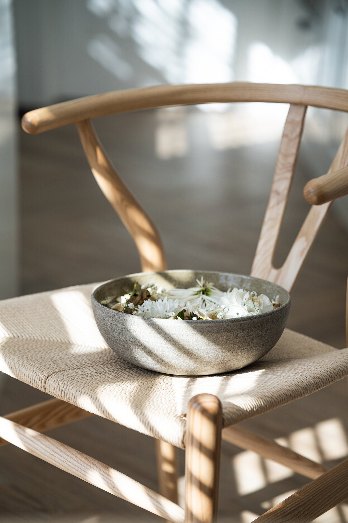 Stoneware large fruit bowl "Concrete" with polished exterior and glossy glazed interior filled with fresh fruits