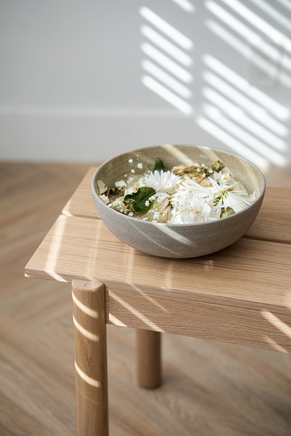 Stoneware large fruit bowl "Concrete" with polished exterior and glossy interior filled with fresh fruits
