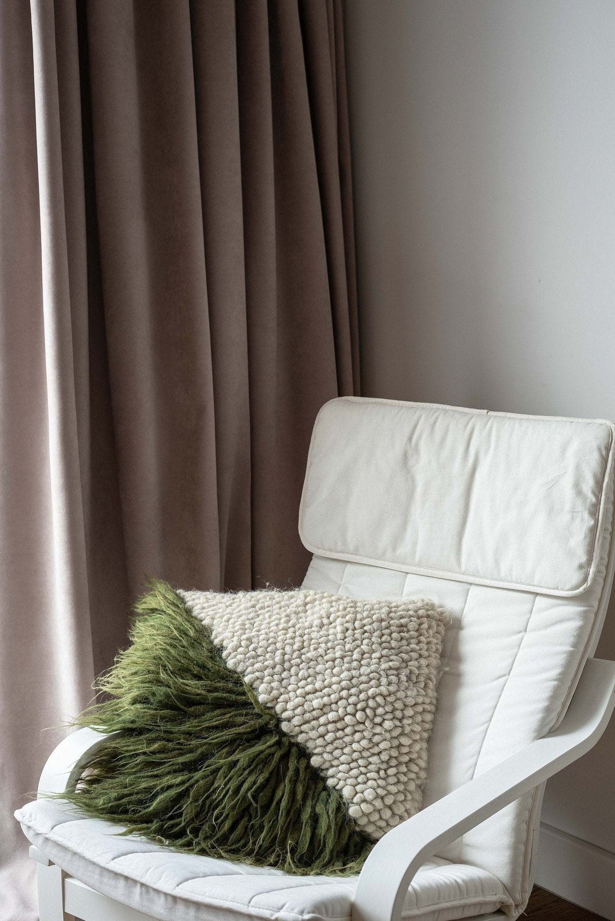 Handwoven pillow Forest Moss made of chunky wool yarn with fluffy filling for support and comfort